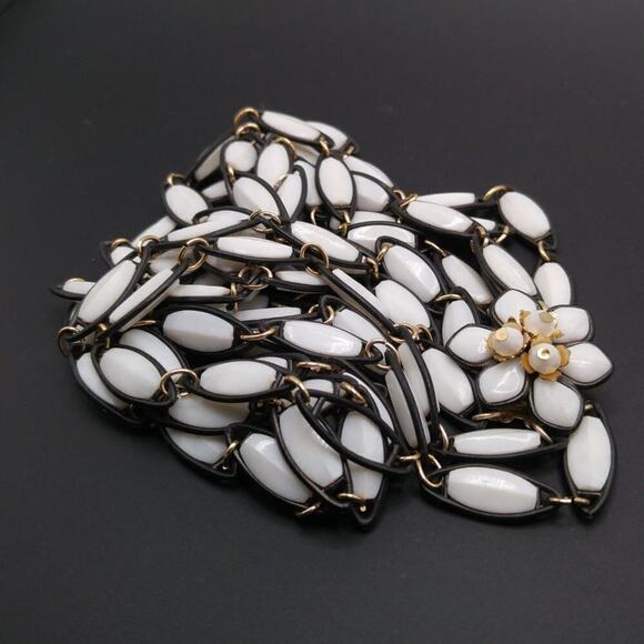 Vintage Hong Kong Lucite Necklace Black White 4 Strand Flower Clasp 1960s - Picture 6 of 9